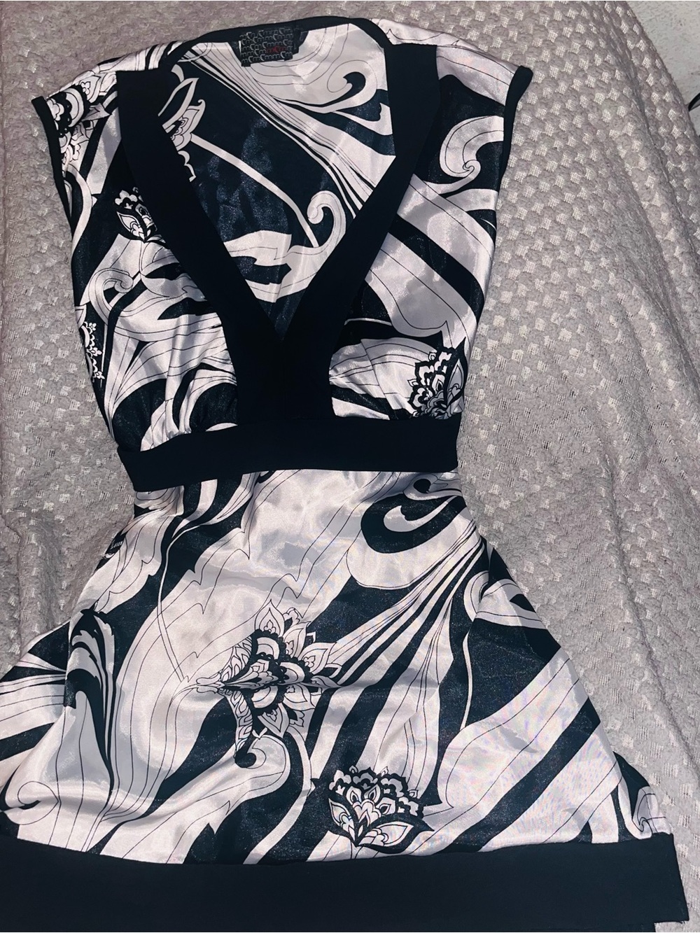 Y2k vintage MCM Black and White V-Neck Swirl Floral Babydoll Top with Tie Back